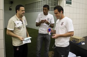 CEARA/CE X CORINTHIANS/SP - O mdico Dr. Paulo de Faria; Paulinho e Bruno Cesar nos vestirios antes da partida vlida pela 8 rodada do Campeonato Brasileiro de 2010, realizado esta noite no estdio Castelo, em Fortaleza