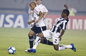 CEARA/CE X CORINTHIANS/SP - Roberto Carlos e Oziel durante partida vlida pela 8 rodada do Campeonato Brasileiro de 2010, realizado esta noite no estdio Castelo, em Fortaleza