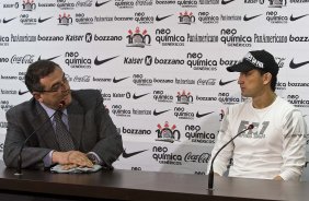 O goleiro paraguaio Aldo Bobadilha, ao lado do diretor de futebol Mario Gobbi, foi apresentado aps o treino do Corinthians realizado esta manh no Parque So Jorge; o prximo jogo do time ser domingo, dia 18/07, contra o Atltico-MG, no estdio do Pacaembu, pela 9 rodada do Brasileirao 2010