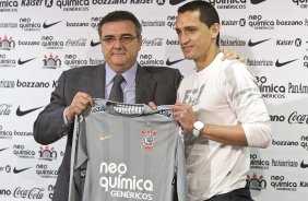 O goleiro paraguaio Aldo Bobadilha, ao lado do diretor de futebol Mario Gobbi, foi apresentado aps o treino do Corinthians realizado esta manh no Parque So Jorge; o prximo jogo do time ser domingo, dia 18/07, contra o Atltico-MG, no estdio do Pacaembu, pela 9 rodada do Brasileirao 2010