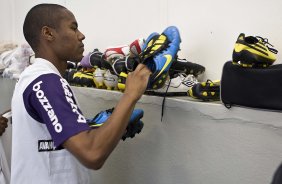 Elias nos vestiários antes da partida entre Corinthians x Atlético-MG, válida pela 9ª rodada do Campeonato Brasileiro de 2010, serie A, realizada esta tarde no estádio do Pacaembu