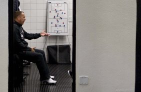 Mano Menezes nos vestiários antes da partida entre Corinthians x Atlético-MG, válida pela 9ª rodada do Campeonato Brasileiro de 2010, serie A, realizada esta tarde no estádio do Pacaembu