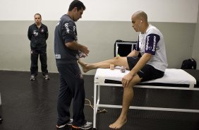 O enfermeiro Alex Dias e o goleiro Julio Cesar nos vestirios antes da partida entre Corinthians x Atltico-MG, vlida pela 9 rodada do Campeonato Brasileiro de 2010, serie A, realizada esta tarde no estdio do Pacaembu