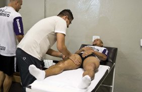 O enfermeiro Cleber Costa faz massagem em Roberto Carlos nos vestirios antes da partida entre Corinthians x Atltico-MG, vlida pela 9 rodada do Campeonato Brasileiro de 2010, serie A, realizada esta tarde no estdio do Pacaembu