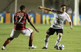 Bruno Cesar do Corinthians disputa a bola com o jogador Robston do Atltico em partida vlida pelo Campeonato Brasileiro realizado no estdio Serra Dourada