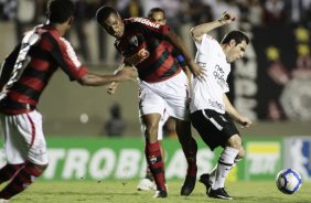 Bruno Cesar do Corinthians disputa a bola com o jogador Welton Felipe do Atltico em partida vlida pelo Campeonato Brasileiro realizado no estdio Serra Dourada