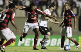 Bruno Cesar do Corinthians disputa a bola com o jogador Welton Felipe do Atltico em partida vlida pelo Campeonato Brasileiro realizado no estdio Serra Dourada