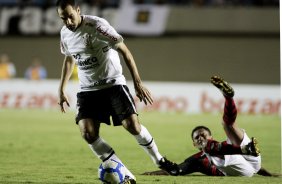 Danilo do Corinthians disputa a bola com o jogador do Atltico em partida vlida pelo Campeonato Brasileiro realizado no estdio Serra Dourada