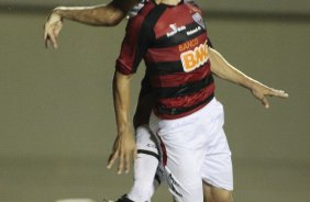 Danilo do Corinthians disputa a bola com o jogador Chiquinho do Atltico em partida vlida pelo Campeonato Brasileiro realizado no estdio Serra Dourada