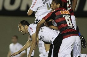 Danilo do Corinthians disputa a bola com o jogador Pituca do Atltico em partida vlida pelo Campeonato Brasileiro realizado no estdio Serra Dourada