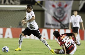 Dentinho do Corinthians disputa a bola com o jogador Daniel Marques do Atltico MG em partida vlida pelo Campeonato Brasileiro realizado no Pacaembu