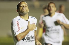 Iarley do Corinthians comemora aps marca gol contra a equipe do Atltico-GO em partida vlida pelo Campeonato Brasileiro realizado no estdio Serra Dourada