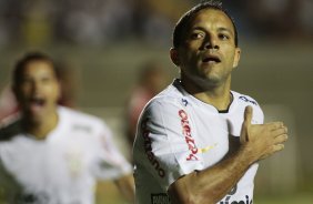 Iarley do Corinthians comemora aps marca gol contra a equipe do Atltico-GO em partida vlida pelo Campeonato Brasileiro realizado no estdio Serra Dourada