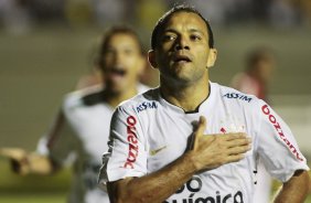 Iarley do Corinthians comemora aps marca gol contra a equipe do Atltico-GO em partida vlida pelo Campeonato Brasileiro realizado no estdio Serra Dourada