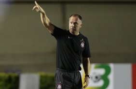 O tcnico Mano Menezes do Corinthians em partida vlida pelo Campeonato Brasileiro realizado no estdio Serra Dourada