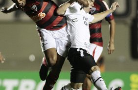 Bruno Cesar do Corinthians disputa a bola com o jogador Welton Felipe do Atltico-GO em partida vlida pelo Campeonato Brasileiro realizado no estdio Serra Dourada