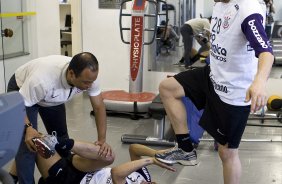 Chico brinca com Dentinho durante alongamento com Eduardo Silva, o preparador fisico, durante o treino do Corinthians, realizado esta tarde no Parque So Jorge. O prximo jogo do time, ser domingo, dia 25/07, contra o Guarani/Campinas, no estdio do Pacaembu, pela 11a rodada do Brasileiro 2010