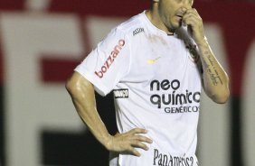 Chico do Corinthians aps perde penalti em partida vlida pelo Campeonato Brasileiro realizado no estdio Serra Dourada