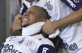 Dentinho brinca com Roberto Carlos durante o treino do Corinthians, realizado esta tarde no Parque So Jorge. O prximo jogo do time, ser domingo, dia 25/07, contra o Guarani/Campinas, no estdio do Pacaembu, pela 11a rodada do Brasileiro 2010