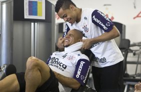 Dentinho brinca com Roberto Carlos durante o treino do Corinthians, realizado esta tarde no Parque So Jorge. O prximo jogo do time, ser domingo, dia 25/07, contra o Guarani/Campinas, no estdio do Pacaembu, pela 11a rodada do Brasileiro 2010