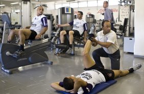 Roberto Carlos; Chico; Mano Menezes e Dentinho fazendo alongamento com o preparador fsico Eduardo Silva durante o treino do Corinthians, realizado esta tarde no Parque So Jorge. O prximo jogo do time, ser domingo, dia 25/07, contra o Guarani/Campinas, no estdio do Pacaembu, pela 11a rodada do Brasileiro 2010