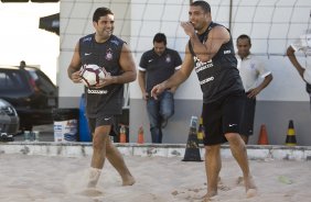 Ronaldo com o fisioterapeuta Bruno Mazziotti, treina jogando futvolei na caixa de areia esta tarde no Parque So Jorge. O prximo jogo do time, ser domingo, dia 25/07, contra o Guarani/Campinas, no estdio do Pacaembu, pela 11a rodada do Brasileiro 2010