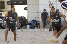 Ronaldo com o fisioterapeuta Bruno Mazziotti, treina jogando futvolei na caixa de areia esta tarde no Parque So Jorge. O prximo jogo do time, ser domingo, dia 25/07, contra o Guarani/Campinas, no estdio do Pacaembu, pela 11a rodada do Brasileiro 2010