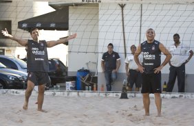 Ronaldo, com o fisioterapeuta Bruno Mazziotti, treina jogando futvolei na caixa de areia esta tarde no Parque So Jorge. O prximo jogo do time, ser domingo, dia 25/07, contra o Guarani/Campinas, no estdio do Pacaembu, pela 11a rodada do Brasileiro 2010