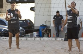 Ronaldo com o fisioterapeuta Bruno Mazziotti, treina jogando futvolei na caixa de areia esta tarde no Parque So Jorge. O prximo jogo do time, ser domingo, dia 25/07, contra o Guarani/Campinas, no estdio do Pacaembu, pela 11a rodada do Brasileiro 2010