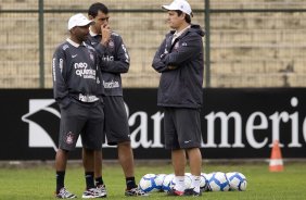 Adilson Batista (d) com seus auxiliares Ivair Jr. (e) e Fabio Carille(c) durante o treino do Corinthians, realizado esta manhã no Parque São Jorge. O próximo jogo do time, será domingo, dia 01/08, contra o Palmeiras, no estádio do Pacaembu, pela 12. a rodada do Brasileirão 2010