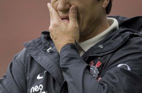 Adilson Batista durante o treino do Corinthians, realizado esta manh no Parque So Jorge. O prximo jogo do time, ser domingo, dia 01/08, contra o Palmeiras, no estdio do Pacaembu, pela 12. a rodada do Brasileiro 2010