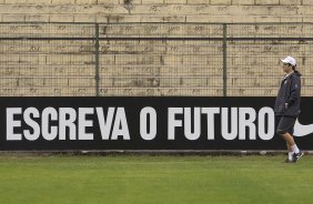 Adilson Batista durante o treino do Corinthians, realizado esta manh no Parque So Jorge. O prximo jogo do time, ser domingo, dia 01/08, contra o Palmeiras, no estdio do Pacaembu, pela 12. a rodada do Brasileiro 2010
