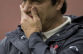 Adilson Batista durante o treino do Corinthians, realizado esta manh no Parque So Jorge. O prximo jogo do time, ser domingo, dia 01/08, contra o Palmeiras, no estdio do Pacaembu, pela 12. a rodada do Brasileiro 2010