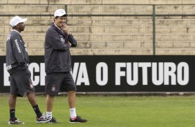 Adilson Batista e seu auxiliar Ivair Jr.,(e) durante o treino do Corinthians, realizado esta manh no Parque So Jorge. O prximo jogo do time, ser domingo, dia 01/08, contra o Palmeiras, no estdio do Pacaembu, pela 12. a rodada do Brasileiro 2010