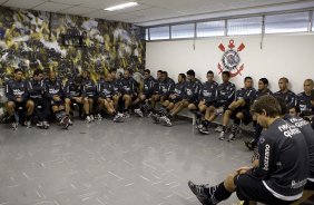 Aguardam a apresentacao do novo tcnico Adilso Batista antes do treino do Corinthians, realizado esta manh no Parque So Jorge. O prximo jogo do time, ser domingo, dia 01/08, contra o Palmeiras, no estdio do Pacaembu, pela 12. a rodada do Brasileiro 2010