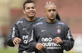 Dentinho e Roberto Carlos durante o treino do Corinthians, realizado esta manh no Parque So Jorge. O prximo jogo do time, ser domingo, dia 01/08, contra o Palmeiras, no estdio do Pacaembu, pela 12. a rodada do Brasileiro 2010