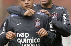 Dentinho e Roberto Carlos durante o treino do Corinthians, realizado esta manhã no Parque São Jorge. O próximo jogo do time, será domingo, dia 01/08, contra o Palmeiras, no estádio do Pacaembu, pela 12. a rodada do Brasileirão 2010