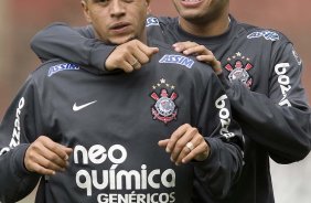 Dentinho e Roberto Carlos durante o treino do Corinthians, realizado esta manh no Parque So Jorge. O prximo jogo do time, ser domingo, dia 01/08, contra o Palmeiras, no estdio do Pacaembu, pela 12. a rodada do Brasileiro 2010
