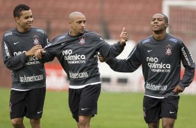 Dentinho; Roberto Carlos e Elias durante o treino do Corinthians, realizado esta manh no Parque So Jorge. O prximo jogo do time, ser domingo, dia 01/08, contra o Palmeiras, no estdio do Pacaembu, pela 12. a rodada do Brasileiro 2010