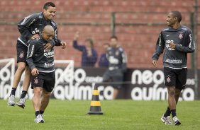 Dentinho; Roberto Carlos e Elias durante o treino do Corinthians, realizado esta manh no Parque So Jorge. O prximo jogo do time, ser domingo, dia 01/08, contra o Palmeiras, no estdio do Pacaembu, pela 12. a rodada do Brasileiro 2010