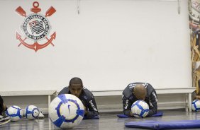 Elias e Roberto Carlos durante o treino do Corinthians, realizado esta manh no Parque So Jorge. O prximo jogo do time, ser domingo, dia 01/08, contra o Palmeiras, no estdio do Pacaembu, pela 12. a rodada do Brasileiro 2010