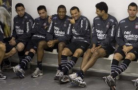 Enquanto aguardam a apresentacao do novo tcnico Adilson Batista, Iarley brinca com Jucilei pela convocacao de Mano Menezes para a Selecao Brasileira, antes do treino do Corinthians, realizado esta manh no Parque So Jorge. O prximo jogo do time, ser domingo, dia 01/08, contra o Palmeiras, no estdio do Pacaembu, pela 12. a rodada do Brasileiro 2010