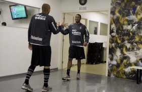 Jucilei(d) e cumprimentado por Souza pela sua convocacao a Selecao Brasileira durante o treino do Corinthians, realizado esta manh no Parque So Jorge. O prximo jogo do time, ser domingo, dia 01/08, contra o Palmeiras, no estdio do Pacaembu, pela 12. a rodada do Brasileiro 2010