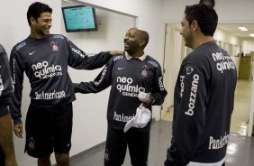 O capitao William, com Chico(d) brinca com Ivair Jr., auxiliar do novo tcnico Adilson Batista durante o treino do Corinthians, realizado esta manh no Parque So Jorge. O prximo jogo do time, ser domingo, dia 01/08, contra o Palmeiras, no estdio do Pacaembu, pela 12. a rodada do Brasileiro 2010