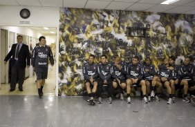 O diretor de futebol Mario Gobbi apresenta Adilson Batista aos jogadores, o novo tcnico do Corinthians, antes do treino do Corinthians, realizado esta manh no Parque So Jorge. O prximo jogo do time, ser domingo, dia 01/08, contra o Palmeiras, no estdio do Pacaembu, pela 12. a rodada do Brasileiro 2010