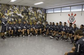O diretor de futebol Mario Gobbi apresenta Adilson Batista aos jogadores, o novo tcnico do Corinthians, antes do treino do Corinthians, realizado esta manh no Parque So Jorge. O prximo jogo do time, ser domingo, dia 01/08, contra o Palmeiras, no estdio do Pacaembu, pela 12. a rodada do Brasileiro 2010