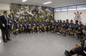 O diretor de futebol Mario Gobbi apresenta Adilson Batista aos jogadores, o novo tcnico do Corinthians, antes do treino do Corinthians, realizado esta manh no Parque So Jorge. O prximo jogo do time, ser domingo, dia 01/08, contra o Palmeiras, no estdio do Pacaembu, pela 12. a rodada do Brasileiro 2010