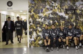 O diretor de futebol Mario Gobbi apresenta Adilson Batista aos jogadores, o novo tcnico do Corinthians, antes do treino do Corinthians, realizado esta manh no Parque So Jorge. O prximo jogo do time, ser domingo, dia 01/08, contra o Palmeiras, no estdio do Pacaembu, pela 12. a rodada do Brasileiro 2010