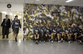 O diretor de futebol Mario Gobbi apresenta Adilson Batista aos jogadores, o novo tcnico do Corinthians, antes do treino do Corinthians, realizado esta manh no Parque So Jorge. O prximo jogo do time, ser domingo, dia 01/08, contra o Palmeiras, no estdio do Pacaembu, pela 12. a rodada do Brasileiro 2010
