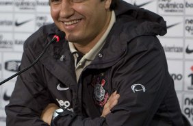 O diretor de futebol Mario Gobbi(d) apresenta o novo tcnico do Corinthians Adilson Batista, aps o treino do Corinthians, realizado esta manh no Parque So Jorge. O prximo jogo do time, ser domingo, dia 01/08, contra o Palmeiras, no estdio do Pacaembu, pela 12. a rodada do Brasileiro 2010